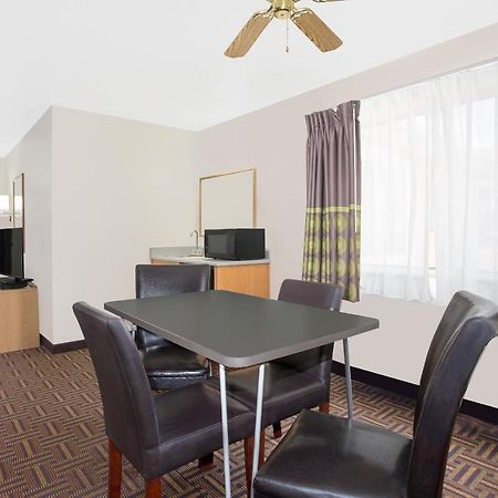 Hotel Super 8 By Wyndham Bloomfield Esterno foto