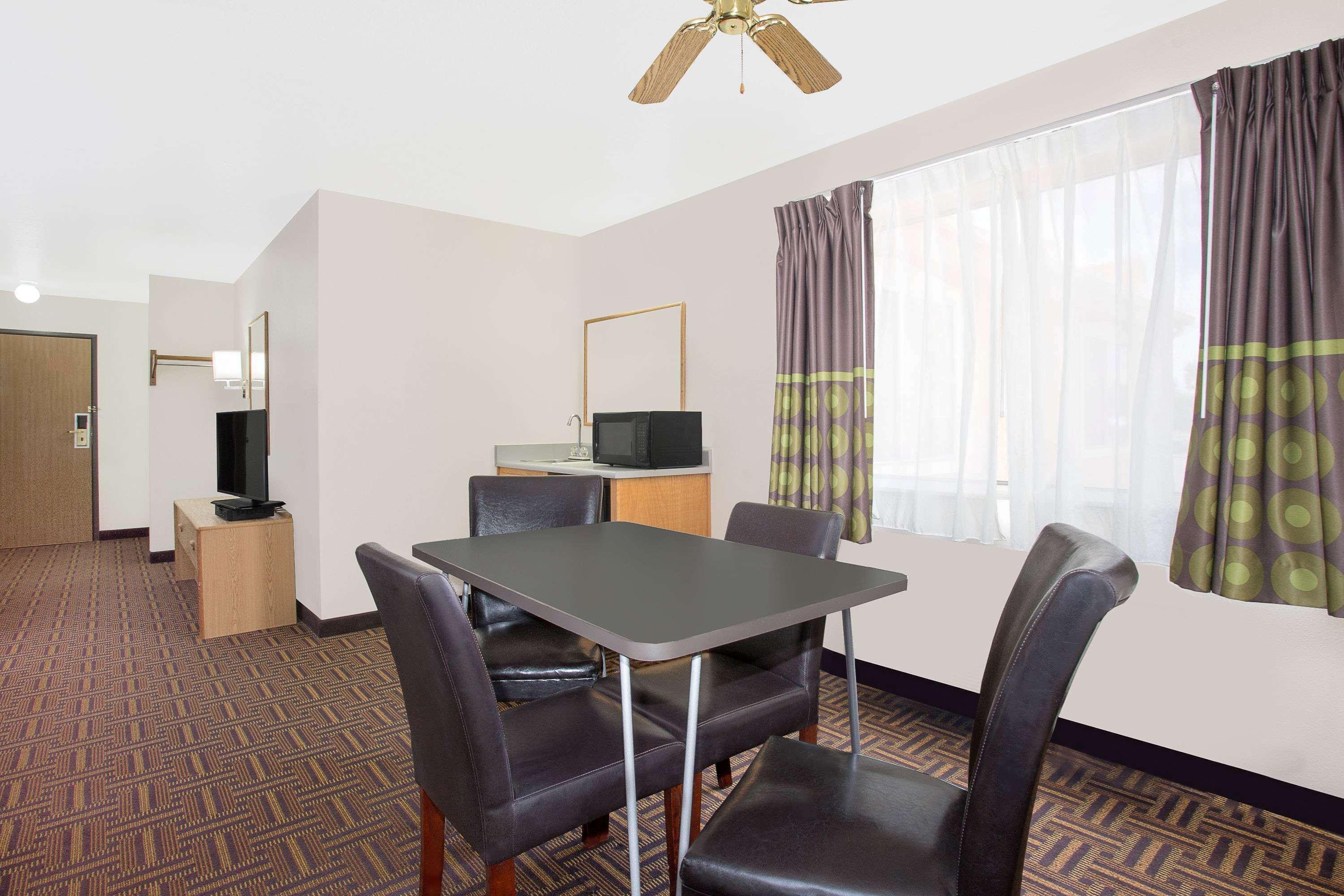 Hotel Super 8 By Wyndham Bloomfield Esterno foto