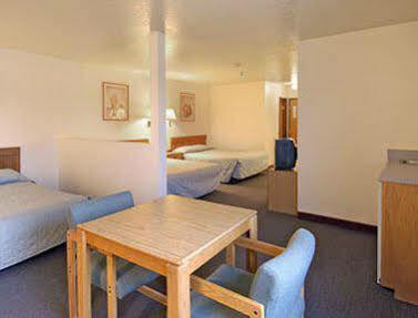 Hotel Super 8 By Wyndham Bloomfield Esterno foto