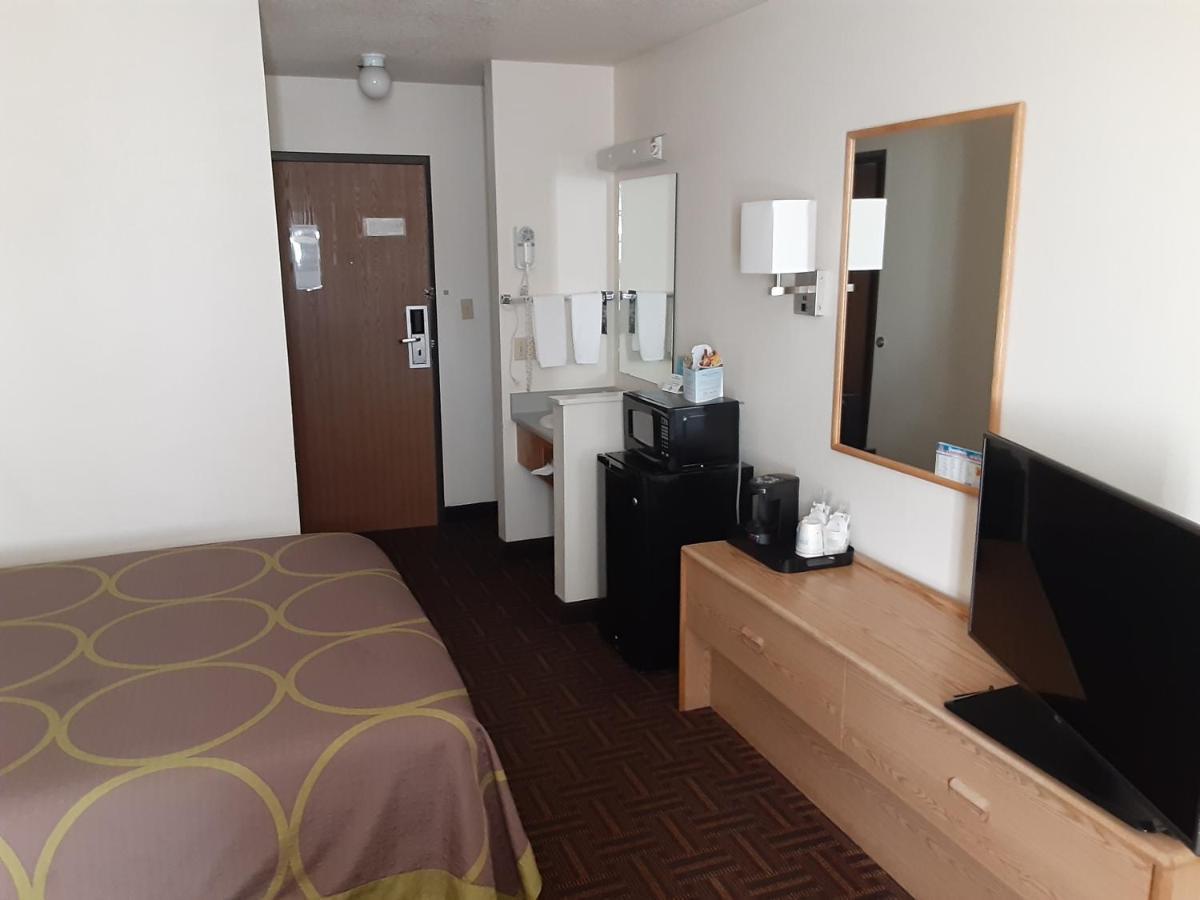 Hotel Super 8 By Wyndham Bloomfield Esterno foto